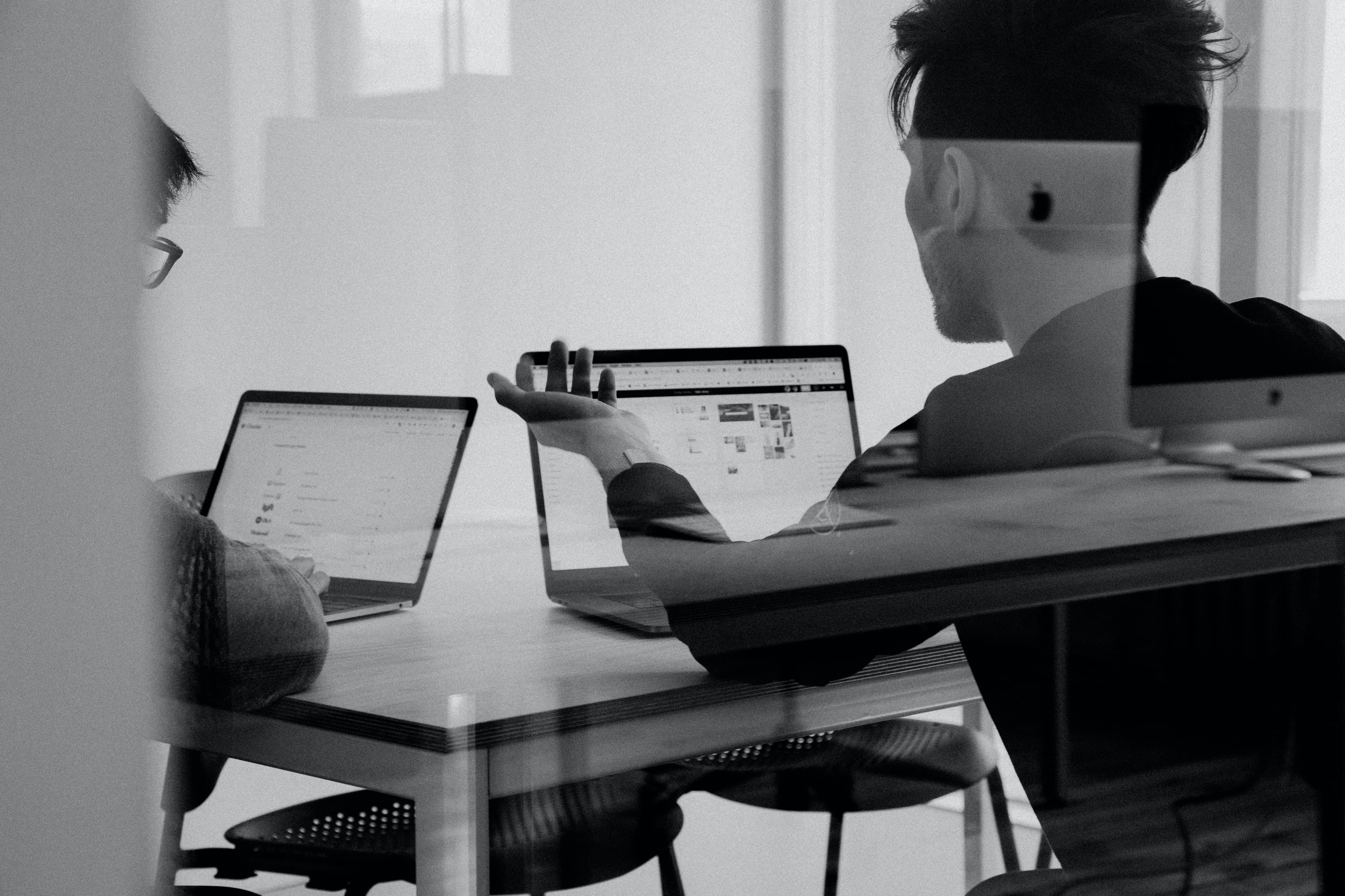 Agency vs Freelancer in Education: A Comprehensive Comparison